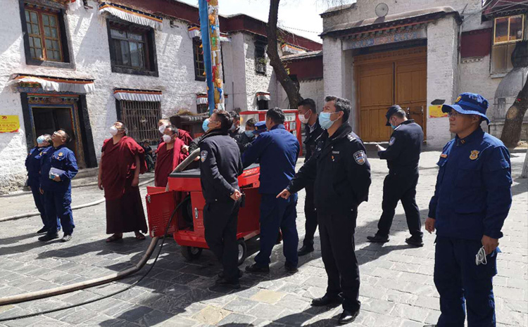 眾人觀看移動式細水霧滅火裝置噴射效果.jpg